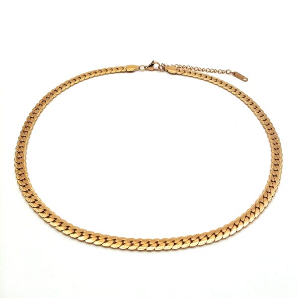 Thin scaled necklace chain in gold color